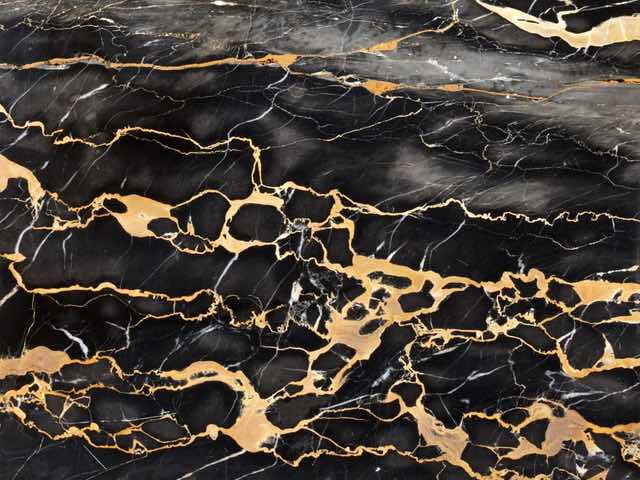Marmol Nero Douro con veta dorada